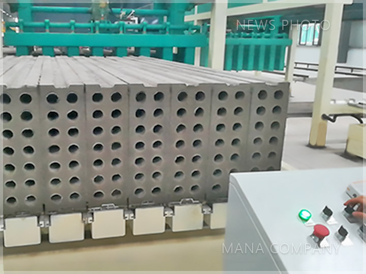 1636772331774065.jpg M03-24型墻板產(chǎn)線-合板翻板.jpg